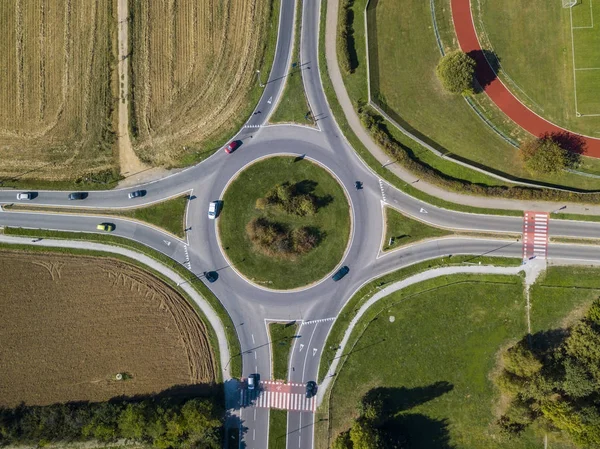 环形交叉路口的鸟瞰图和车辆循环 — 图库照片