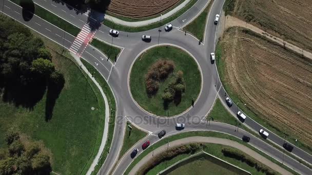 Vista aérea de una rotonda y circulación de vehículos, calle — Vídeo de stock