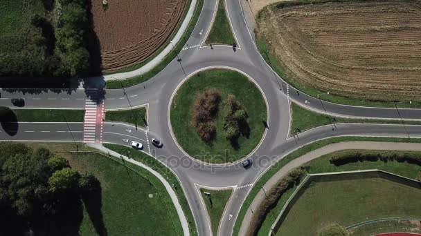 Αεροφωτογραφία του ένα κυκλικό κόμβο και όχημα κυκλοφορία, Οδός — Αρχείο Βίντεο