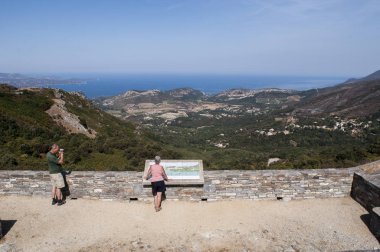 Corsica: Haute Corse (Upper Corsica) Tabiat Manzarası arka plan ve dağlar yeşil tepeler, üzüm bağları ve buğday alanları çevrili Akdeniz ile arayan turist
