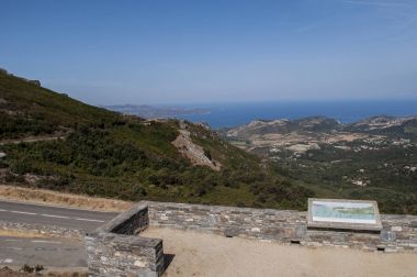 Corsica: Haute Corse (Upper Corsica) Akdeniz ile tabiat manzarası arka plan ve dağlar üzerinde bir bakış açısı yeşil tepeler, üzüm bağları ve buğday çevrili alanlar