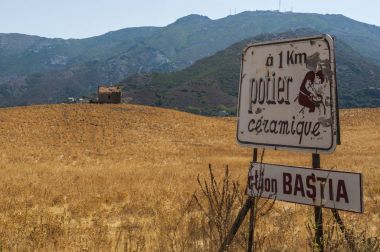 Corsica: el sanatları seramik atölyesi ve yönünü Patrimonio, Köyü Haute yeşil tepelerin ve üzüm bağları ile çevrili Corse Bastia kırsal buğday alanında belirtileri 