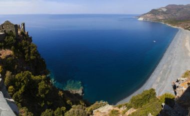 Corsica: 16 yüzyılda soylu bir aileye ev kalıntıları olarak adlandırılan Plage de Nonza, üzerinde Nonza Köyü standları kayalıklarla dibinde siyah plaj bakan Sassa