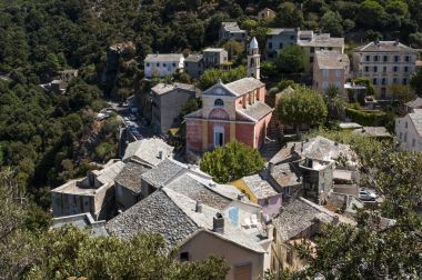 Corsica: pembe boyalı Kilisesi, Saint Julie (XVI. yüzyıl) Nonza manzarası içinde köy üzerinde Batı Sahili, Cap Corse eski evleri ile kayalıklardan denize 100 metre üstüne tünemiş 
