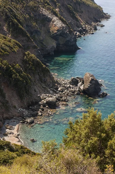 Корсика: дикий пейзаж Haute Corse (Верхняя Корсика) с видом на Средиземное море, скалы, скалы и пляж в окружении средиземноморских маки — стоковое фото
