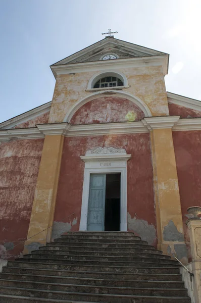 Córsega: detalhes arquitetônicos da Igreja de Santa Júlia pintada de rosa (século XVI) em Nonza, a aldeia mais famosa da costa ocidental de Cap Corse — Fotografia de Stock