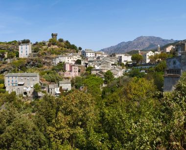 Corsica: Nonza, köy üzerinde Batı Sahili, Cap Corse eski evlerin altında denize 100 metre üstünde dik kayalıklarla ve onun Ceneviz Kulesi (16. yüzyıl üzerinde tünemiş manzarası görünümünü) 