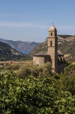Corsica: panoramik, 16 ncı yüzyıl Kilisesi, Saint Martin Patrimonio, bir küçük kasaba Haute Corse, yeşil tepelerin ve üzüm bağları ile çevrili 