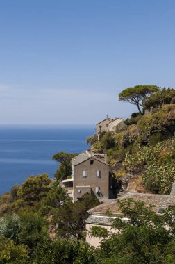 Corsica: Nonza manzarası, köy üzerinde Batı Sahili, Cap Corse onun eski ile 100 metre mesafede Akdeniz deniz kıyısı üstüne tünemiş üzerinde dik kayalıklarla evler
