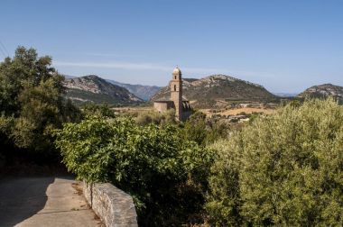 Corsica: panoramik, 16 ncı yüzyıl Kilisesi, Saint Martin Patrimonio, bir küçük kasaba Haute Corse, yeşil tepelerin ve üzüm bağları ile çevrili 