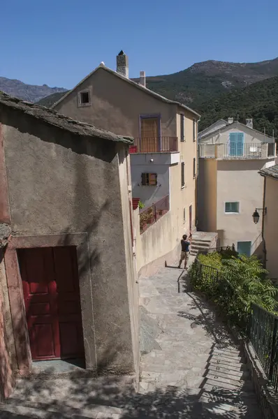 Korsika: die Häuser in den Gassen von Nonza, einem berühmten Dorf an der Westküste von Cap Corse mit antiken Palästen, die auf steilen Klippen 100 Meter bis zum Mittelmeer thronen — Stockfoto