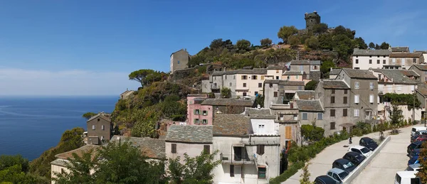 Córcega: vista del horizonte de Nonza, pueblo en la costa occidental de Cap Corse con antiguas casas encaramadas en escarpados acantilados en lo alto de 100 metros hasta el mar y su torre genovesa (siglo XVI) ) — Foto de Stock