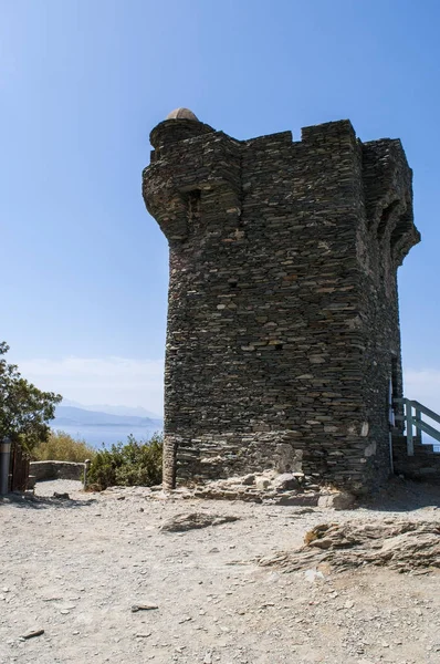 Corsica: the Tower of Nonza, a Genoese tower (16th century) built on the sheer cliffs atop 100 metres to the sea below in Nonza, the most famous village on the western coast of Cap Corse — Stock Photo, Image