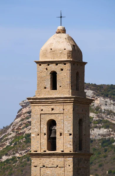 Korsika: Detaljer av 1500-talet kyrkan Saint Martin i Patrimonio, en liten stad i Haute Corse, omgiven av gröna kullar och vingårdar — Stockfoto