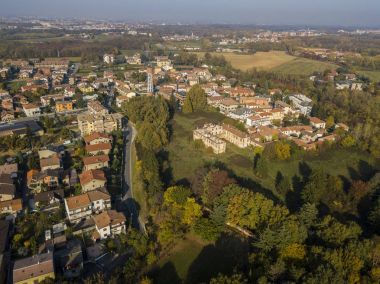 Limbiate, havadan görünümü, St. George, kilise, evleri ve sokakları şehir merkezindeki caddeleri parish. İtalya