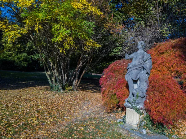 Nature and landscape: aerial view of a statue in a park, autumn foliage, leafy trees and meadow, green area, ecology. Park of a villa in the hinterland of Milan — Stock Photo, Image