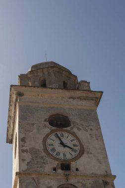 Cap Corse, Corsica: beyaz çan kulesinde Canari, denizciler yüz kaptanları Köyü bilinen Haute Corse şehirdeki kıyıya sinyal için inşa edilmiş eski bir deniz feneri