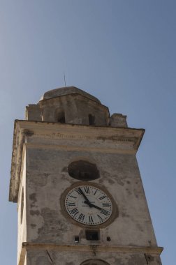 Cap Corse, Corsica: beyaz çan kulesinde Canari, denizciler yüz kaptanları Köyü bilinen Haute Corse şehirdeki kıyıya sinyal için inşa edilmiş eski bir deniz feneri