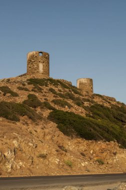 Corsica: günbatımı kulelerde harap Ceneviz (16. yüzyıl) Botticella (Ersa) ve Centuri, arasındaki yolda Cap Corse, Kuzeybatı ucundaki Col de la Serra tepede duran