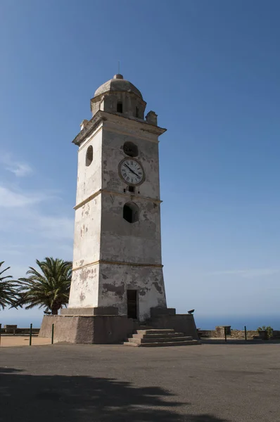 Cap Corse, Córcega: el campanario blanco en Canari, un antiguo faro construido para señalar la costa a los marineros en la ciudad de Haute Corse conocida como el pueblo de cien capitanes — Foto de Stock