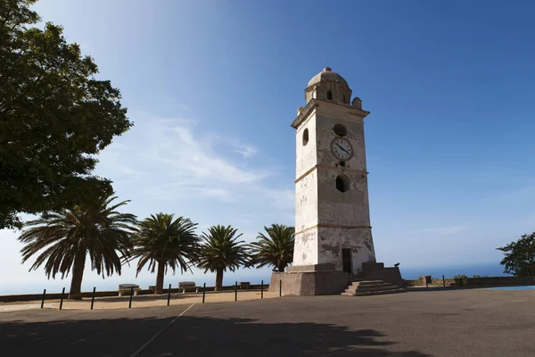 Cap Corse, Córcega: el campanario blanco en Canari, un antiguo faro construido para señalar la costa a los marineros en la ciudad de Haute Corse conocida como el pueblo de cien capitanes — Foto de Stock