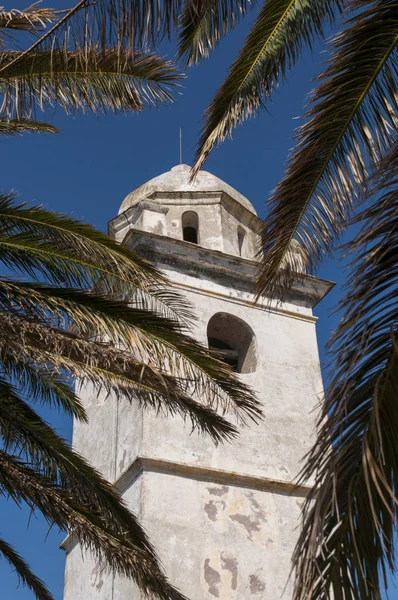Cap Corse, Corse : le clocher blanc de Canari, ancien phare construit pour signaler la côte aux marins de la ville de Haute Corse connue comme le village d'une centaine de capitaines — Photo