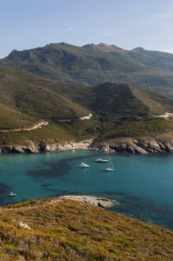Corsica: Anse daliso veya Plage dalisu, Cap Corse, yarımada onun tabiat manzarası için ünlü Batı tarafında en uzak plajları kristal berraklığında su tekneler