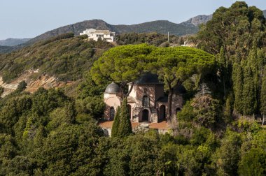 Corsica: Pino, Haute-Corse Cap Corse, onun tabiat manzarası için ünlü yarımadanın kuzey batı tarafındaki bir köyü siluetinin manzarasına sahip Akdeniz maki