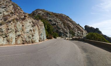 Corsica: Cap Corse, onun tabiat manzarası için ünlü Fransız adasının Kuzey yarımadanın Batı tarafında Akdeniz deniz taşkın uçurumlar üzerinden dolambaçlı yol