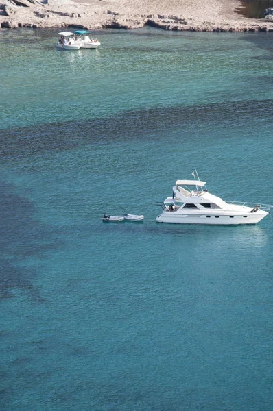 Corse : un croiseur cabine dans les eaux cristallines de l'Anse dAliso (Plage dAlisu), l'une des plages les plus reculées du côté ouest du Cap Corse, péninsule célèbre pour son paysage sauvage — Photo