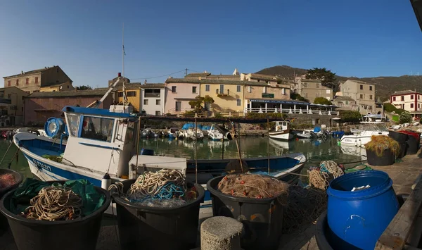 Korsika, Haute Corse: Fischernetze und Fischerboote im Centuri Port, der kleinen Hafenstadt auf der Halbinsel Cap Corse, auf der Westseite des Cap Corse zwischen Pino und Botticella (ersa) — Stockfoto