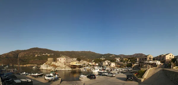 Корсика, остров Корсика: панорамный вид на панораму Порта Центро, маленького портового городка на острове Корсика, на западной стороне острова Корсика между Пино и Боттичеллой (Эрса) ) — стоковое фото
