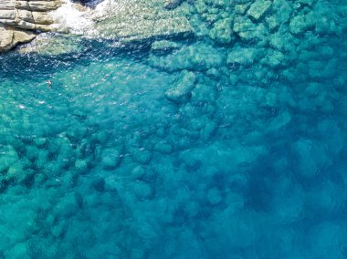 Denizde hava görünümünü taş. Yukarıda, şeffaf su Marnixkade deniz dibinin genel bakış