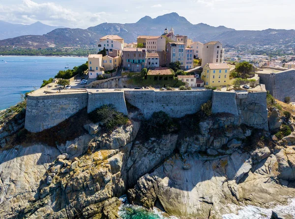 Vista aérea de la ciudad de Calvi, Córcega, Francia. Murallas de la ciudad, acantilado con vistas al mar —  Fotos de Stock