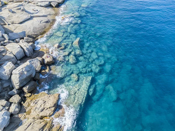 Denizde hava görünümünü taş. Yukarıda, şeffaf su Marnixkade deniz dibinin genel bakış — Stok fotoğraf