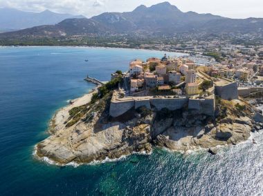 Hava kenti Calvi, Corsica, Fransa. Şehrin Deniz Manzaralı cliff duvarları