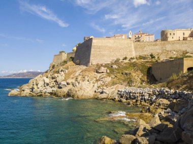 Hava kenti Calvi, Corsica, Fransa. Şehrin Deniz Manzaralı cliff duvarları