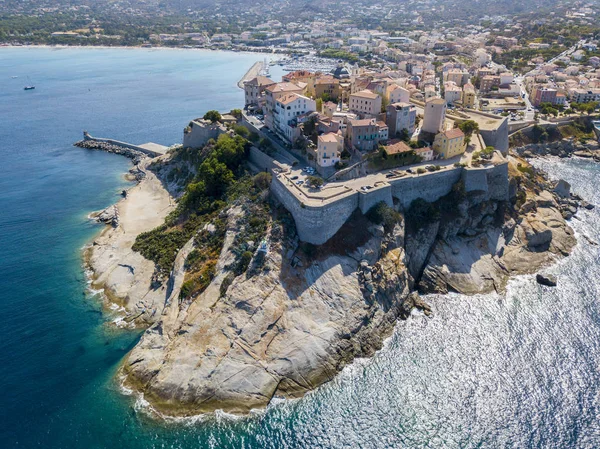 Vista aérea de la ciudad de Calvi, Córcega, Francia. Murallas de la ciudad, acantilado con vistas al mar — Foto de Stock