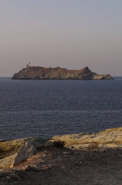 Corsica: sunset bulvarında Giraglia Adası Akdeniz'de, Cap Corse kuzey ucunda, deniz feneri ve Ceneviz Kulesi için bilinen, ikisi de tarihi anıtlar vardır