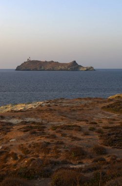 Corsica: sunset bulvarında Giraglia Adası Akdeniz'de, Cap Corse kuzey ucunda, deniz feneri ve Ceneviz Kulesi için bilinen, ikisi de tarihi anıtlar vardır