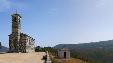 Corsica: kilise San Michele de Murato, çok renkli taşlar 12. yüzyılda ve Haute-Corse Köyü Murato tipik Pisani Romanesk tarzında inşa edilen küçük bir şapel görünümünü