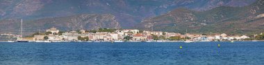 Corsica: manzarası, balıkçı köyü, Saint-Florent, popüler yaz tatili nokta Haute Corse, sahilden Plage de la Roya görülen Batı kıyısında