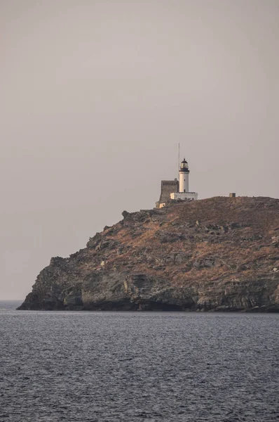 Córcega: puesta de sol en la Giraglia, isla en el extremo norte de Cap Corse en el mar Mediterráneo, conocida por su faro y la Torre Genovesa, ambos monumentos históricos — Foto de Stock