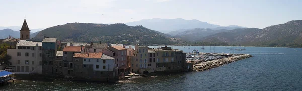 Korsika: die Skyline und der Yachthafen des Fischerdorfes Saint-Florent, beliebter Sommerurlaubsort an der Westküste des Haute Corse, bekannt als corse saint-tropez — Stockfoto