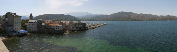 Korsika: die Skyline und der Yachthafen des Fischerdorfes Saint-Florent, beliebter Sommerurlaubsort an der Westküste des Haute Corse, bekannt als corse saint-tropez — Stockfoto