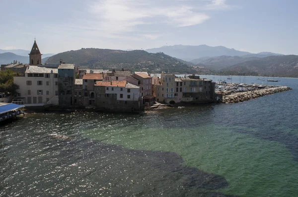 Córcega: el horizonte y el puerto deportivo del pueblo pesquero de Saint-Florent, popular lugar de vacaciones de verano en la costa occidental de la Haute Corse conocido como el corse Saint-Tropez —  Fotos de Stock