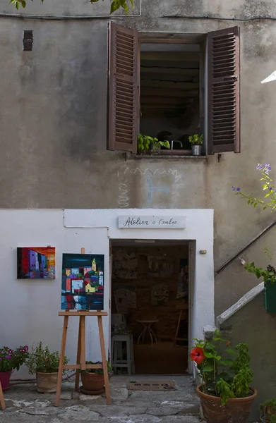 Korsika: eines der vielen Künstler-Ateliers in den Gassen von Saint-Florent, beliebter Sommerurlaubsort an der Westküste des Haute Corse, bekannt als corse saint-tropez — Stockfoto