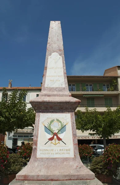 Corsica: the pink obelisk dedicated to the city of Saint Florent, popular summer vacation spot on the western coast of the Haute Corse, to its glorious dead of the 1914-1918 War — Stock Photo, Image