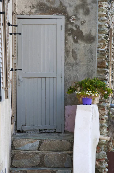 Κορσική: λεπτομέρειες ενός παλιού σπιτιού στα σοκάκια της Saint-Florent, δημοφιλείς καλοκαιρινές διακοπές σημείο στη δυτική ακτή της η Haute Corse, γνωστή ως η corse: Σεν Τροπέ — Φωτογραφία Αρχείου