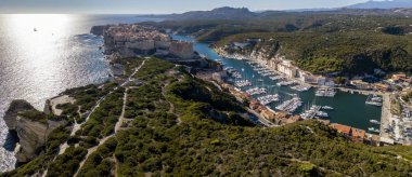 Beyaz kalker kayalıklardan uçurumlarda inşa Bonifacio eski şehrin havadan görünümü. Liman. Corsica, Fransa